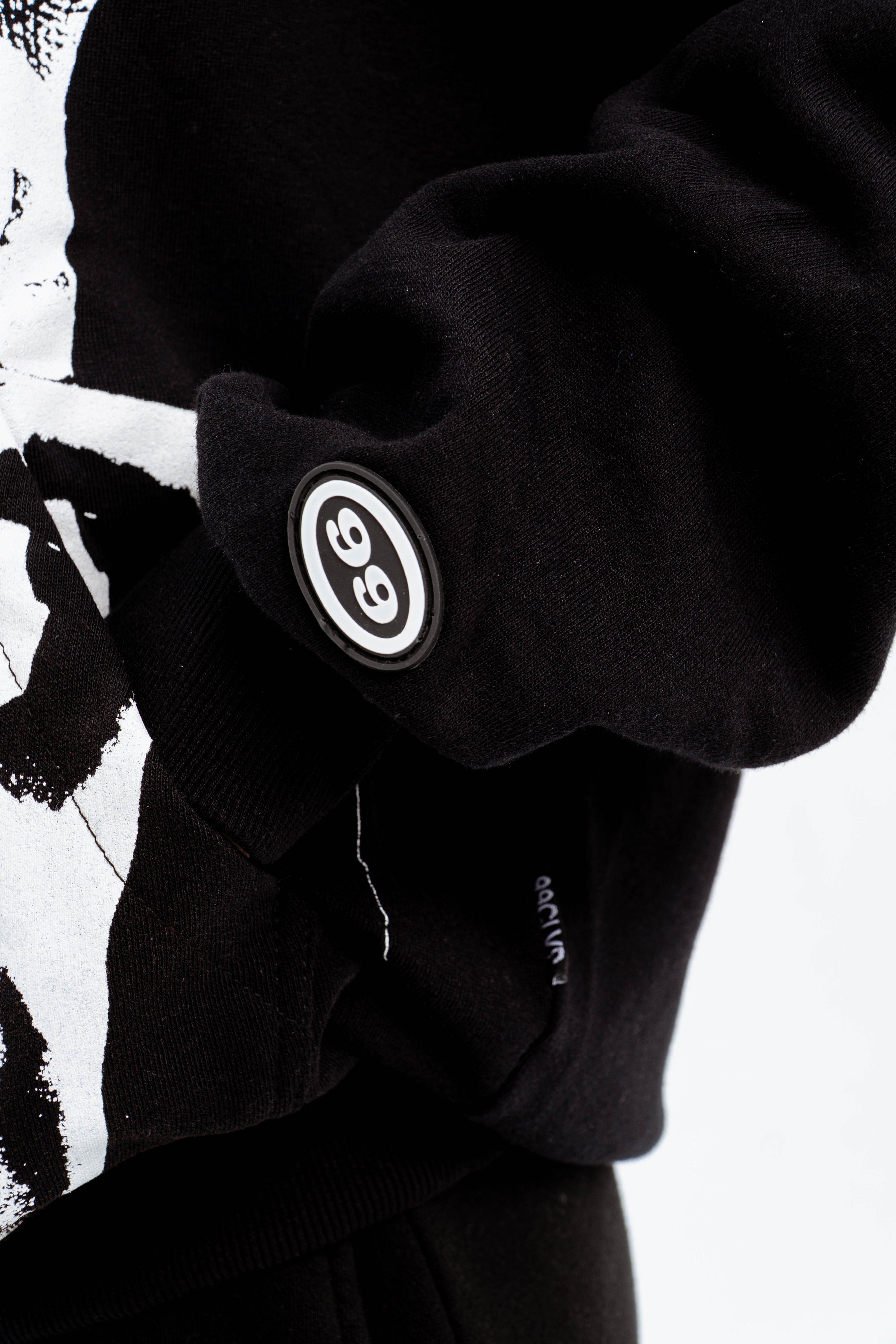 “CLOVER VISION” OVERSIZED HOODIE BLACK/RED